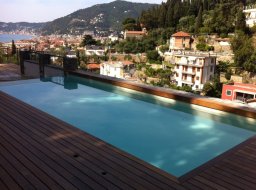 piscina in cemento armato e decking esterno in ipe